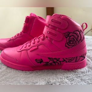 Woman’s Pink Fila Size 7, new